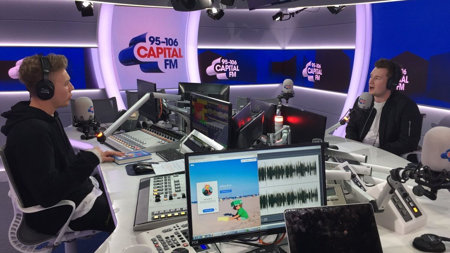 Capital fm moscow. Теле и радиовещание. Студия Capital fm. Радио Великобритании. Британское радиовещание.